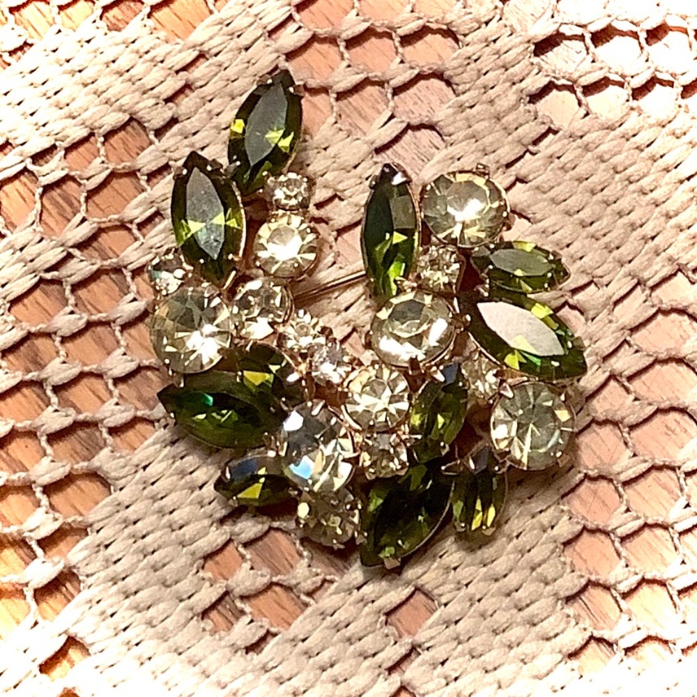 Vintage Brooch pin faux crystal & peridot 2” fashion jewelry